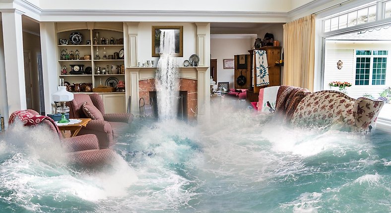 Bild på vatten som strömmar in i ett vardagsrum.