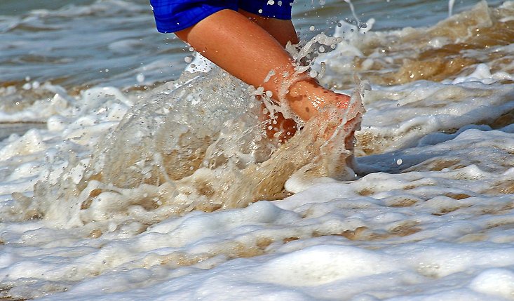 Bild på fötter i vatten.